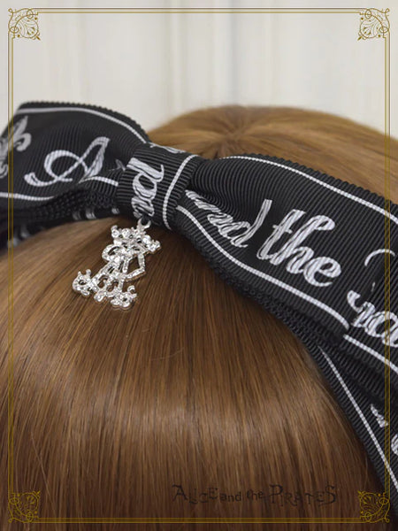 [LOTTERY PRE-ORDER] P22HA943 A/P Logo Ribbon Center Headbow